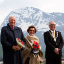 King Harald and Queen Sonja with Mayor Viktor Andberg in Tennevoll (Photo: Terje Bendiksby / Scanpix)